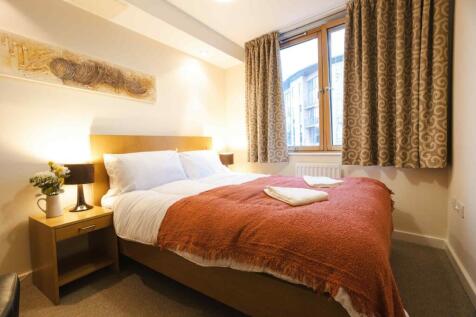 A cozy double bedroom featuring a comfortable b...