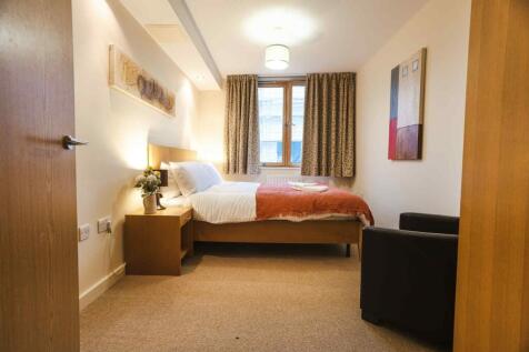 A cozy and well-maintained double bedroom featu...