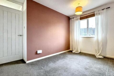 A neat and bright single bedroom featuring a la...