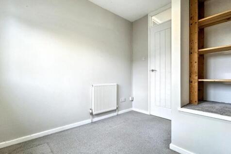 A bright and clean single bedroom featuring neu...