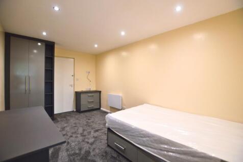 A neat and well-maintained single bedroom featu...