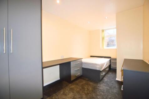 A neat and well-maintained single bedroom featu...