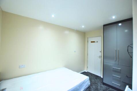A neat and well-maintained single bedroom featu...