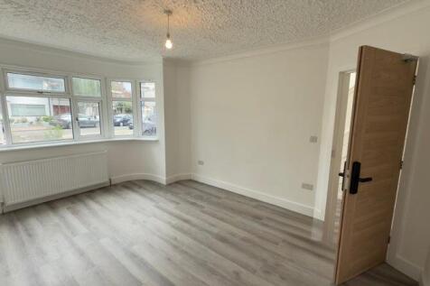 Bright and freshly renovated double bedroom fea...