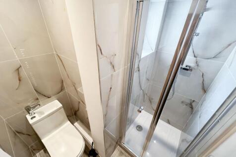 Modern bathroom with elegant marble-effect tile...