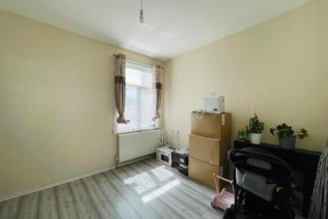 A bright and clean single bedroom with natural ...