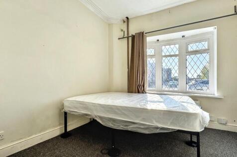 A neat and bright single bedroom featuring a wi...