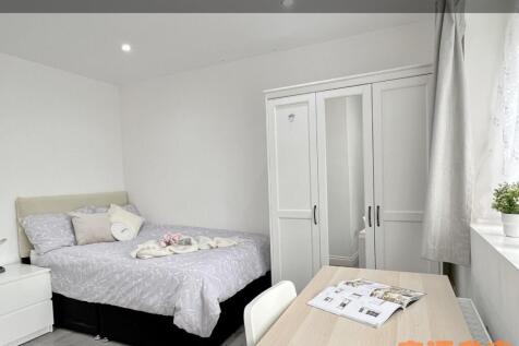 Bright and tidy double bedroom featuring a comf...