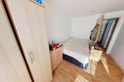 A neat and well-maintained single bedroom featu...