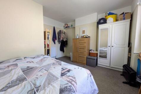A cozy double bedroom featuring a comfortable b...