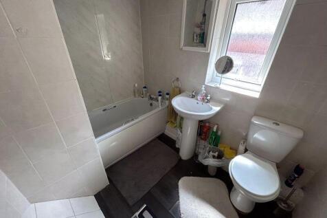 A clean and well-maintained bathroom suite feat...