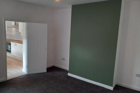 A clean and neat double bedroom featuring a sty...