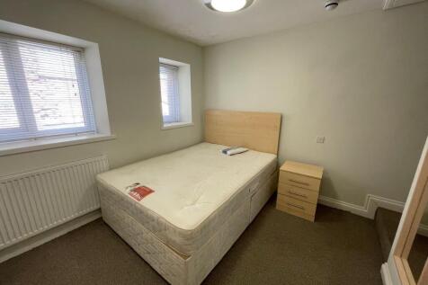 A cozy double bedroom featuring a comfortable d...