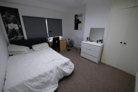 A cozy and well-maintained double bedroom featu...
