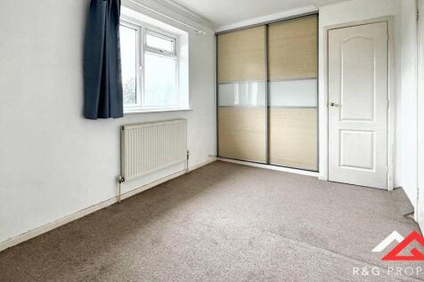 A bright and tidy double bedroom featuring a la...