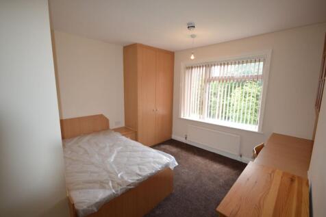 A neat and well-maintained single bedroom featu...
