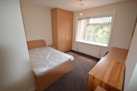 A neat and well-maintained single bedroom featu...