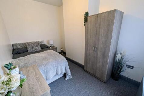 A cozy double bedroom featuring a comfortable b...