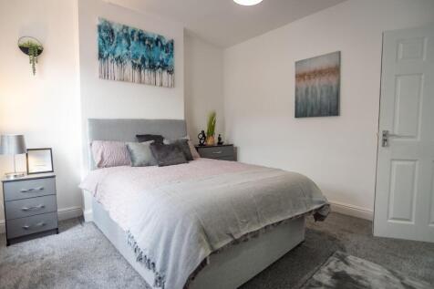 A cozy and neatly arranged double bedroom with ...
