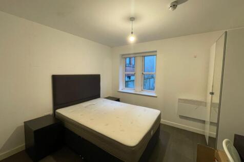 A tidy double bedroom featuring a comfortable d...