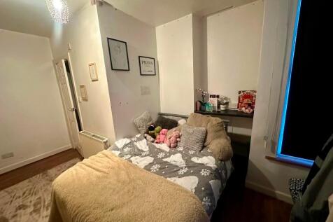 A cozy double bedroom featuring a comfortable b...