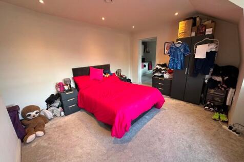A cozy double bedroom featuring a comfortable b...