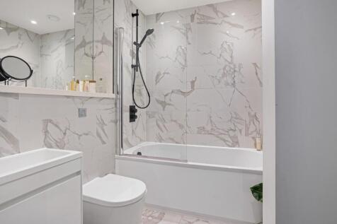 A modern and elegant bathroom suite featuring l...