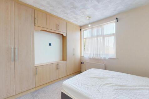 A bright and tidy double bedroom featuring a la...
