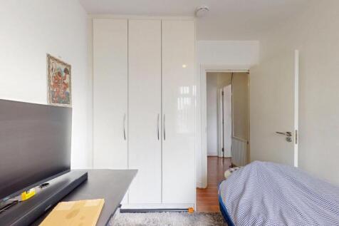 A clean and tidy single bedroom featuring a com...