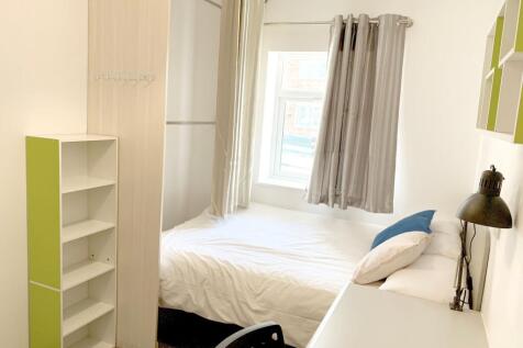 A bright and tidy double bedroom featuring a co...