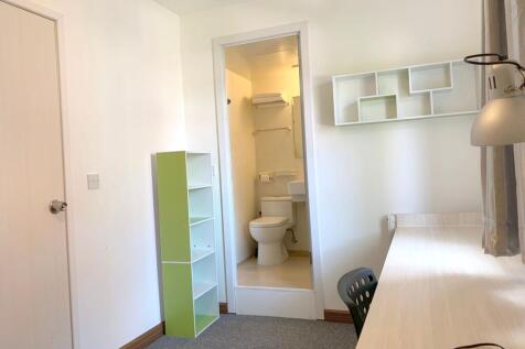 A bright and tidy single bedroom featuring a sp...