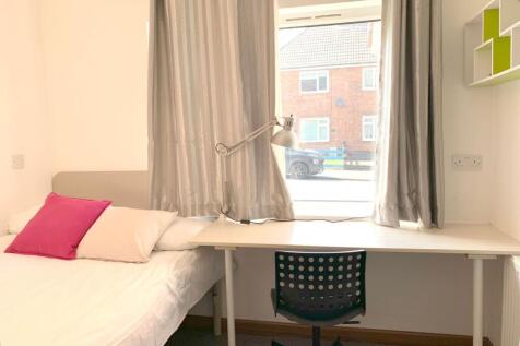 Bright and tidy single bedroom featuring a comf...