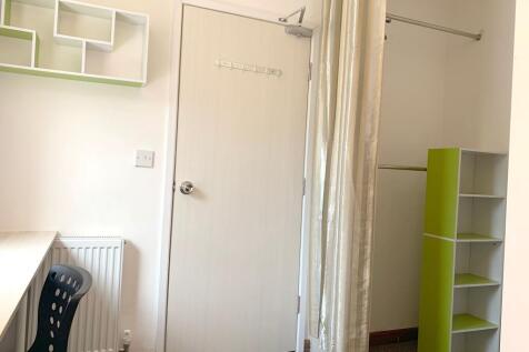 A clean and well-maintained small room featurin...