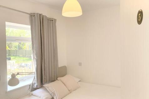 Bright and cozy single bedroom with a comfortab...
