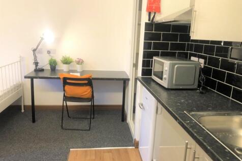 A cozy, well-maintained single bedroom with a p...