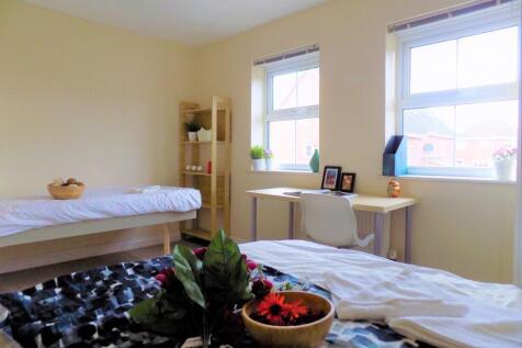 Bright and tidy double bedroom featuring two la...