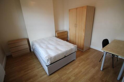 Bright and tidy double bedroom featuring a comf...