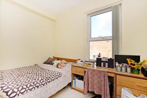 A cozy double bedroom featuring a comfortable b...