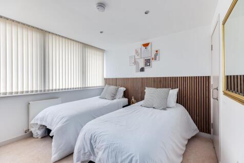 Bright and tidy double bedroom featuring two co...