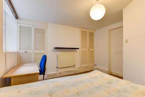 A bright and tidy double bedroom featuring a co...