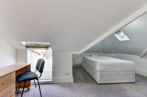 Bright and tidy double bedroom with a comfortab...