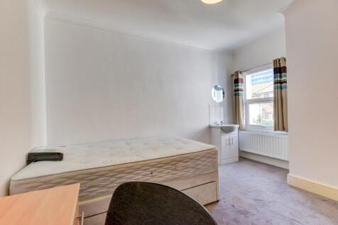 Bright single bedroom featuring a comfortable b...
