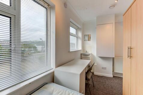 Bright and tidy single bedroom featuring a larg...