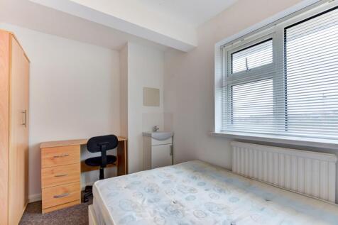 Bright and tidy single bedroom featuring a comf...