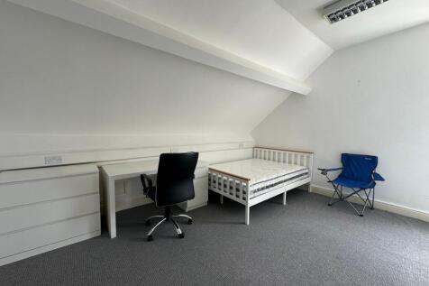 Bright and tidy single bedroom with modern furn...
