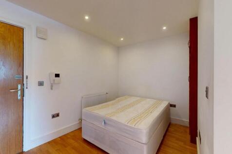 A clean and simple double bedroom featuring rec...