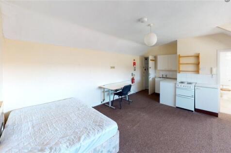 Bright and clean double bedroom featuring a com...