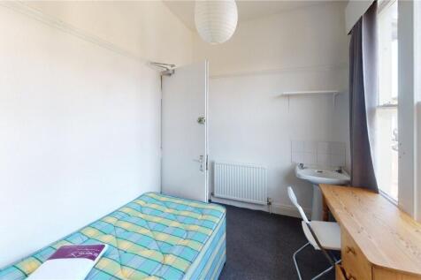 Bright and clean single bedroom featuring a lar...