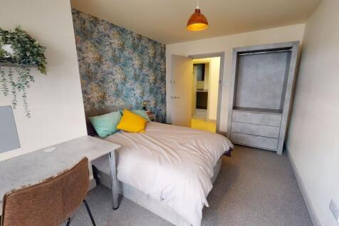 A bright, well-maintained double bedroom featur...
