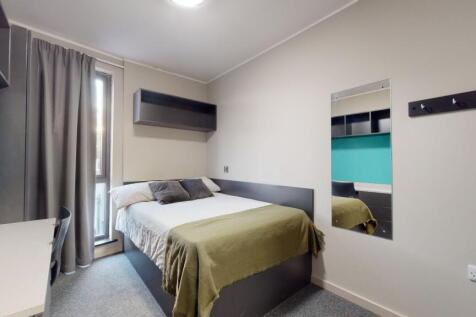 A bright and well-maintained double bedroom fea...
